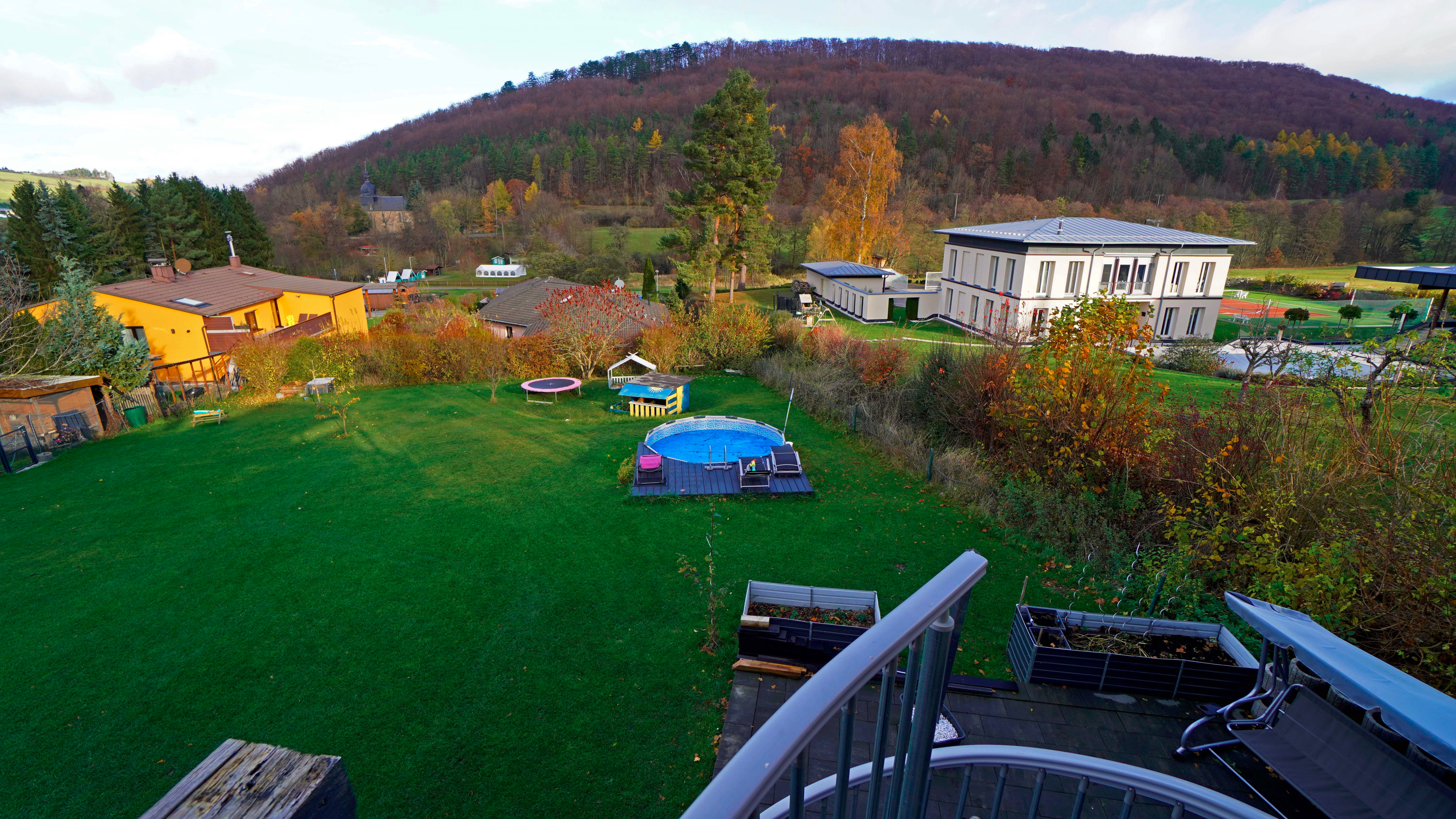 Foto - Von Ihrer Terrasse aus genießen Sie einen traumhaften Blick zum Hausberg von Martinroda, dem Veronikaberg