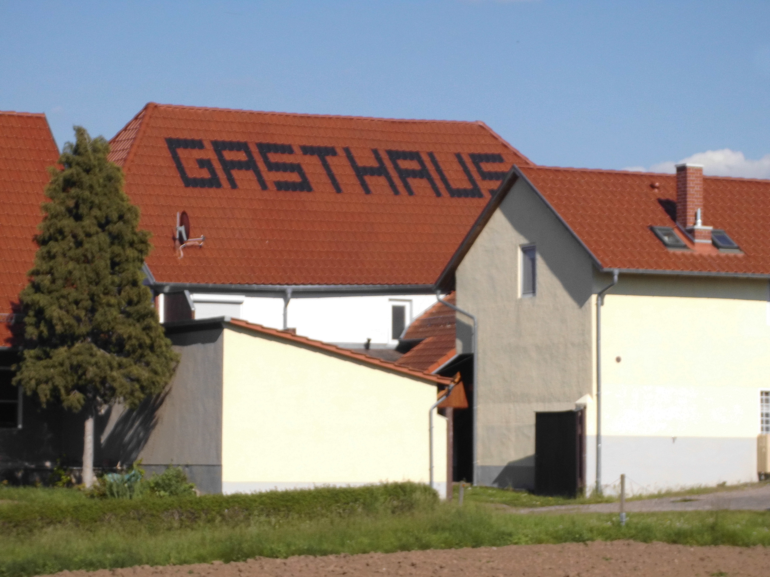 Foto - Gasthaus. Weithin erkennbar..