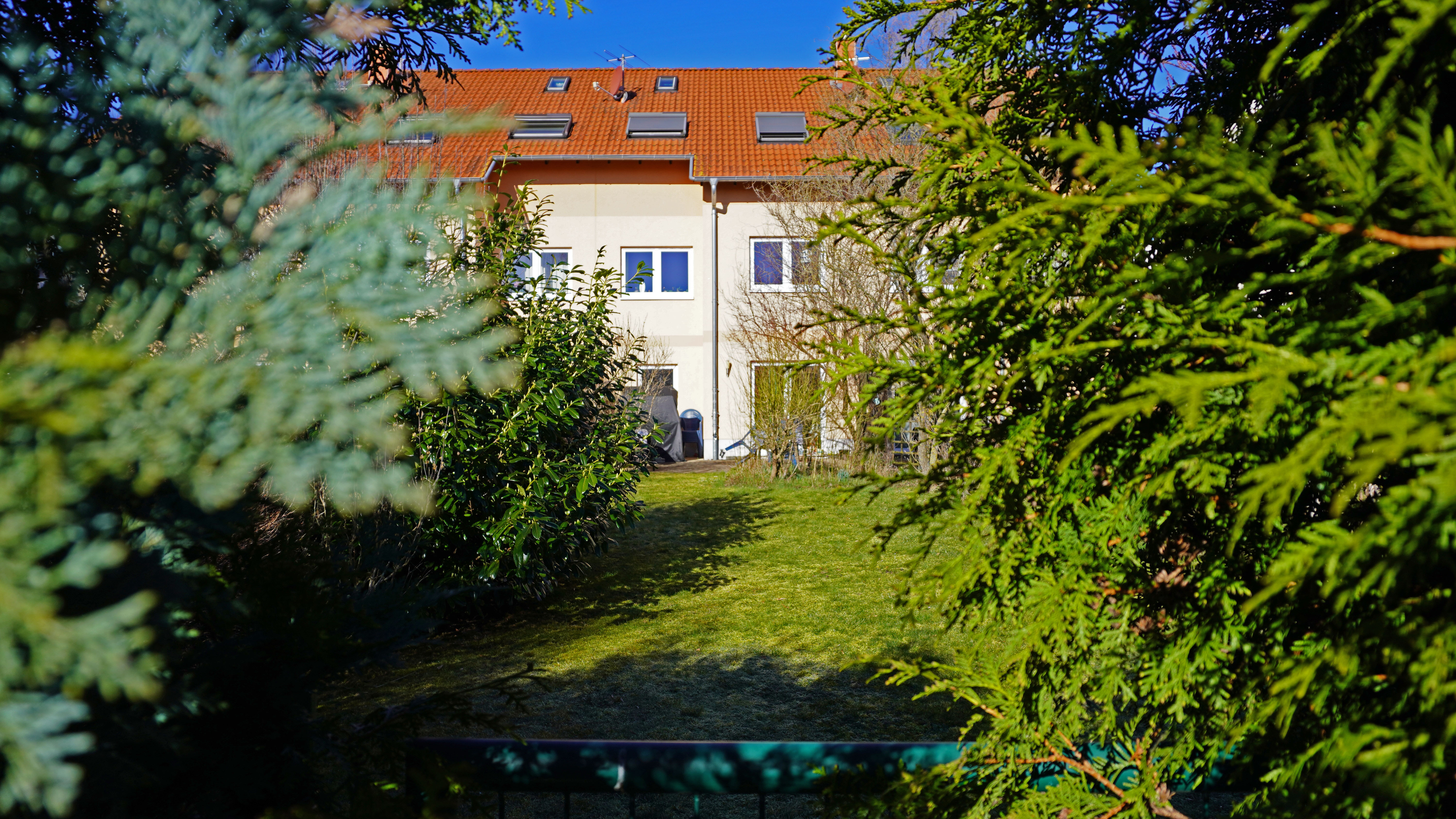 Foto - Blick über den Garten zum Haus