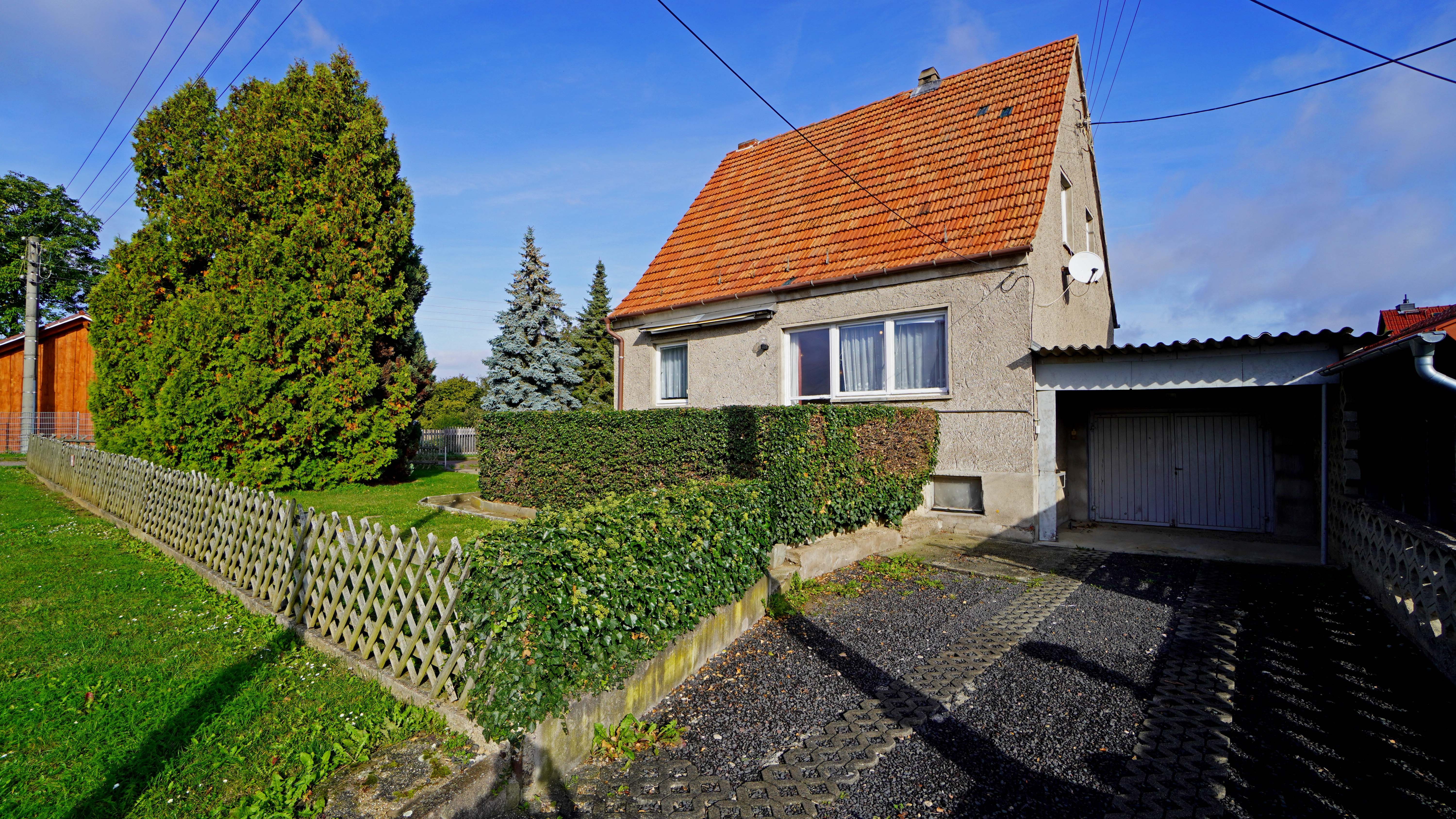Foto - Auf der Garagenzufahrt ist Platz für ein zweites Fahrzeug