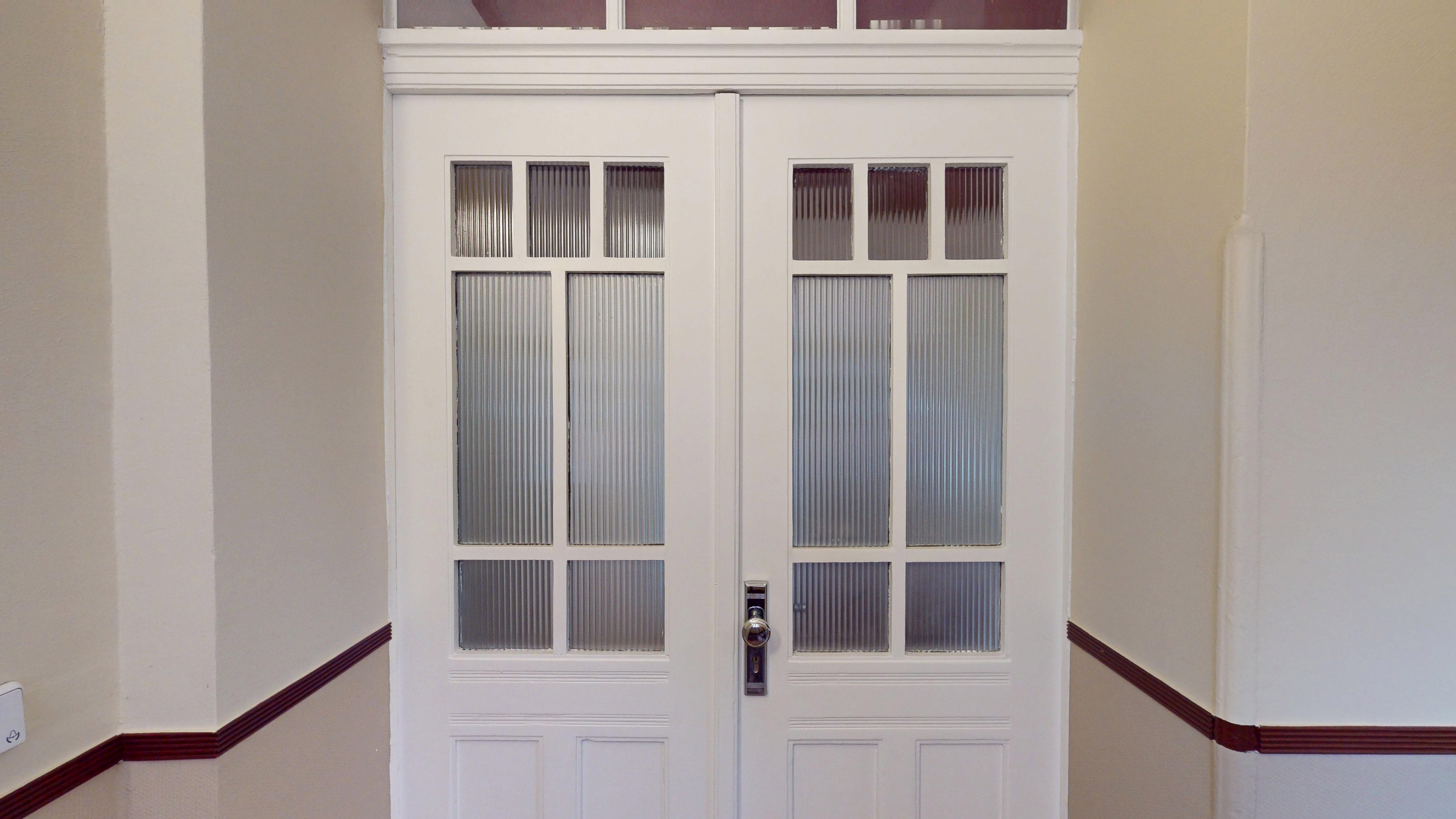 Foto - Repräsentativ und dem Baustil des Hauses entprechend erhaltene Wohnungstür