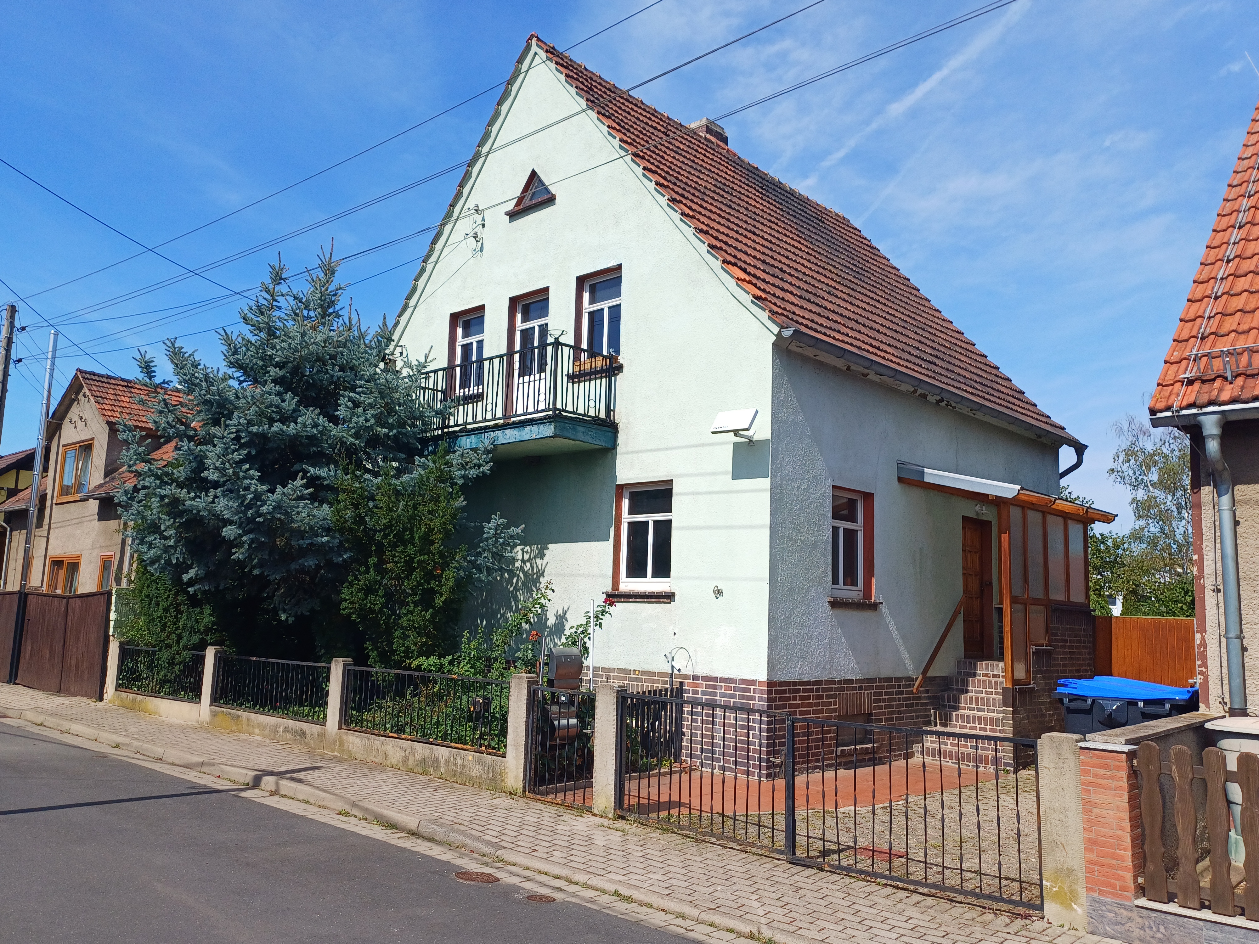 Foto - Straßenansicht und Einfahrt