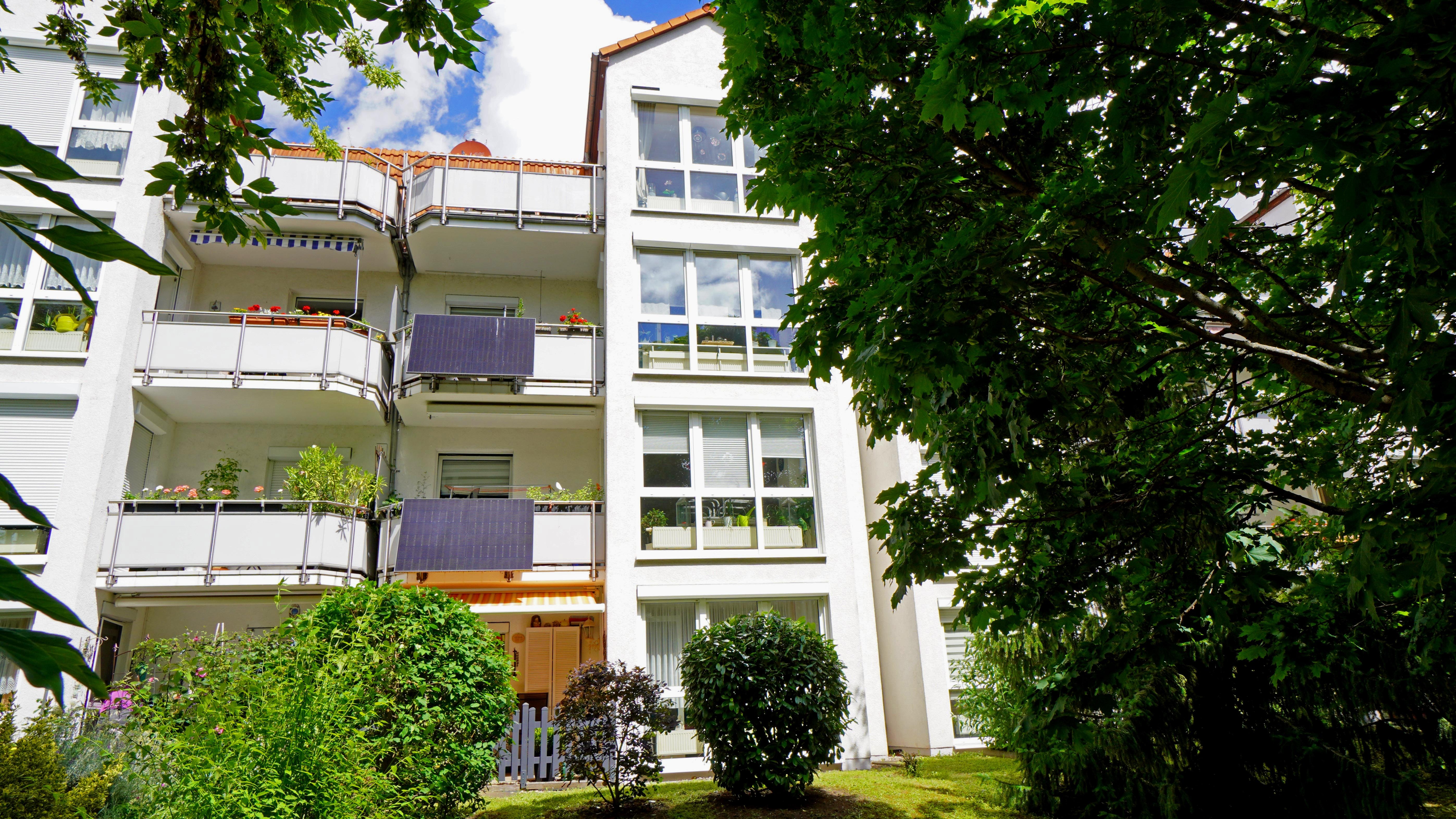 Foto - Die Südseite des Hauses mit den Balkons ist zur warmen Jahreszeit kaum wahrnehmbar